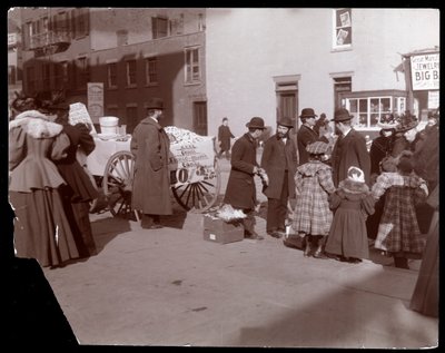 Vista de vendedores ambulantes vendiendo dulces franceses mixtos y otros productos cerca de la 6ª Avenida, Nueva York de Byron Company